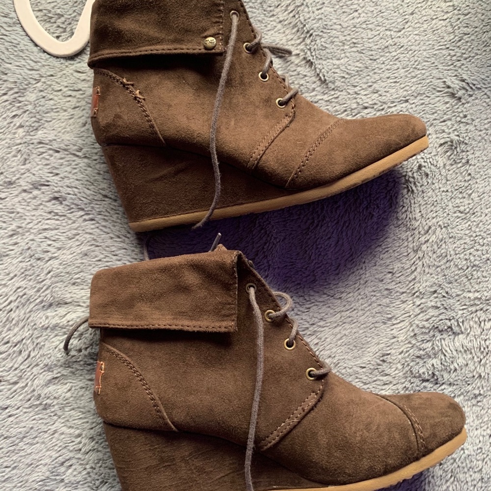 brown wedges